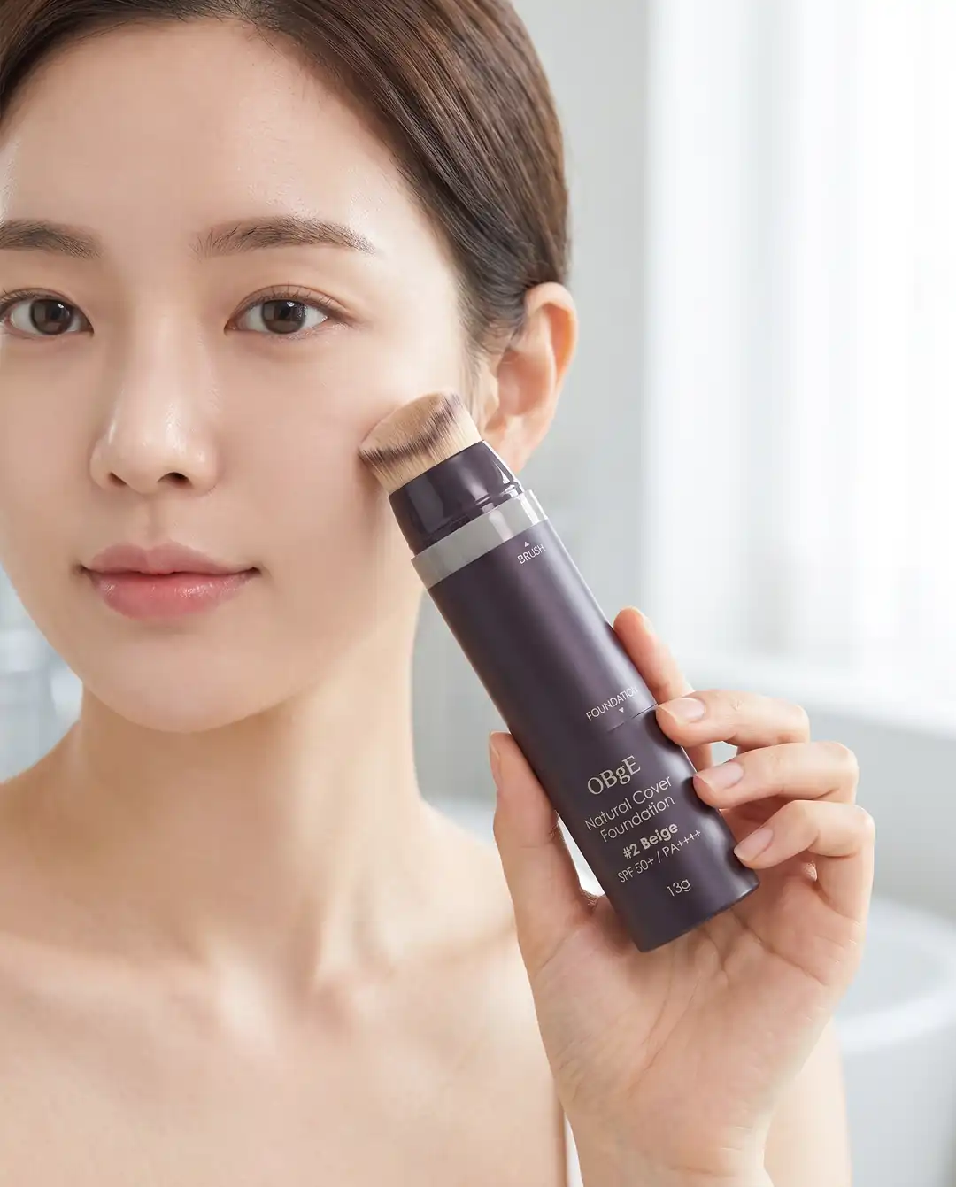 OBgE Natural Cover Foundation — Kıvrımlara ulaşan fırça