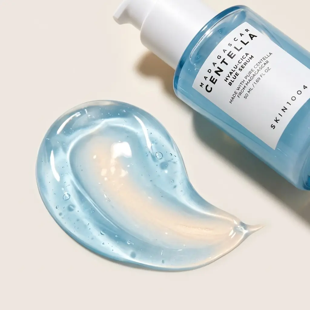 SKIN1004 Madagascar Centella Hyalu-Cica Blue Serum 50ml — Hafif mavi serum dokusu